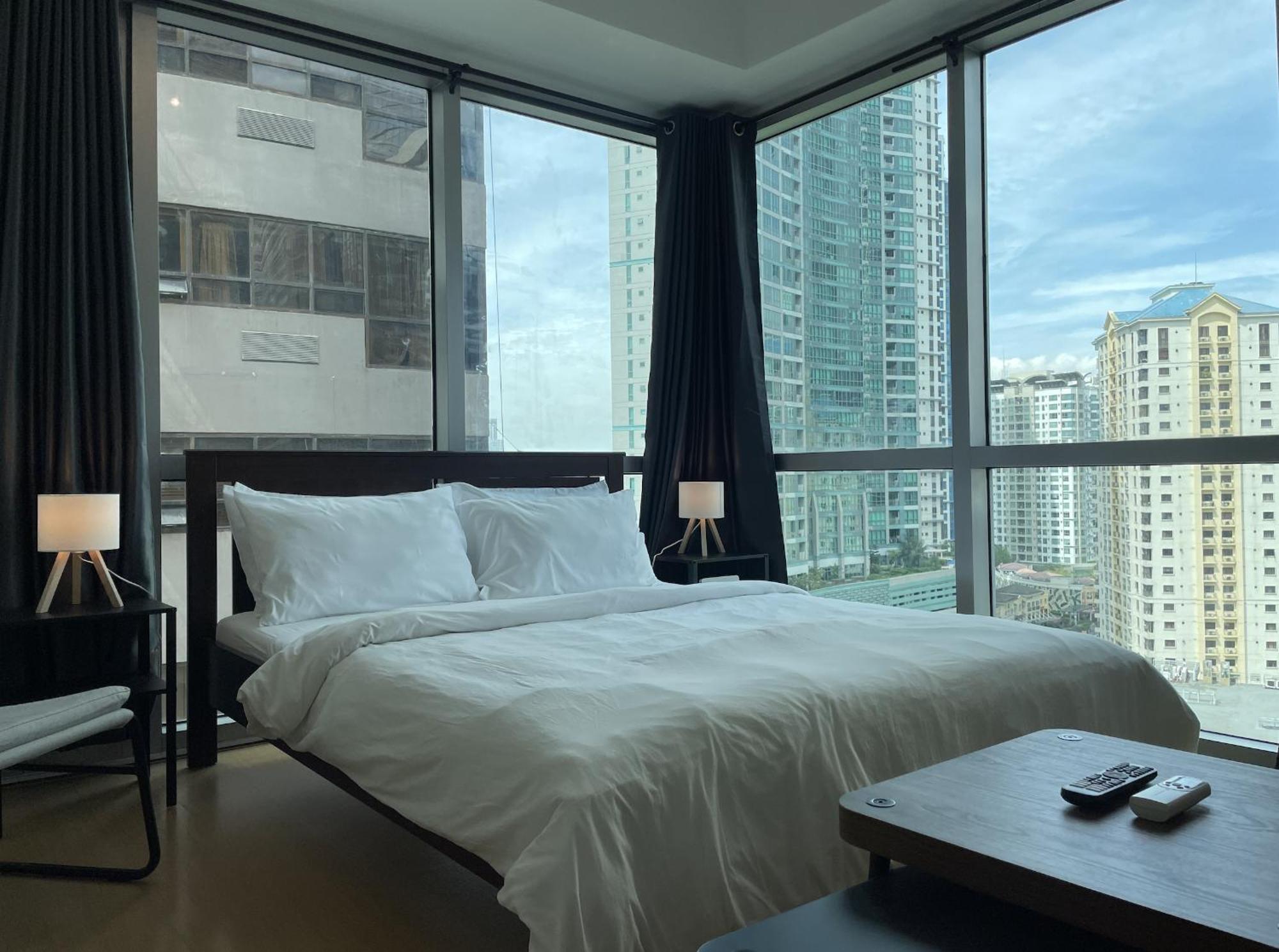 Prime Avant Bgc Location Apartments By Ph Staycation Маніла Екстер'єр фото